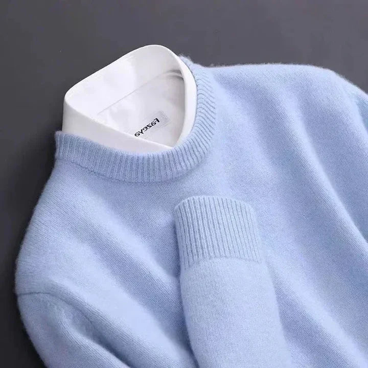 Stilvoller Herren Winterpullover mit V-Ausschnitt in Grau-Melange. Perfekt für Business-Casual und Freizeitmode.