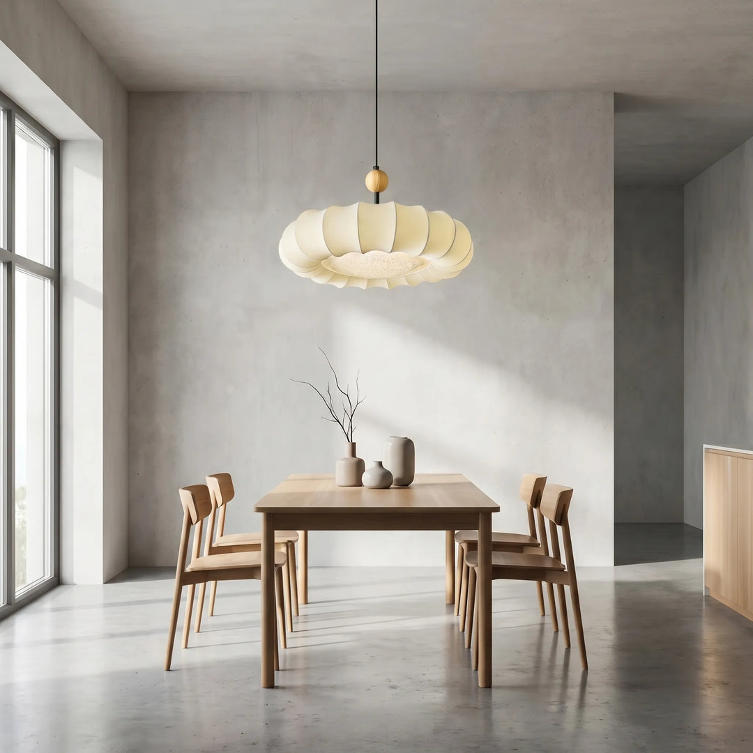 Warme, einladende LED Hängeleuchte aus beigem Stoff im Schleier-Design. Ideal für gemütliche Wohnräume.