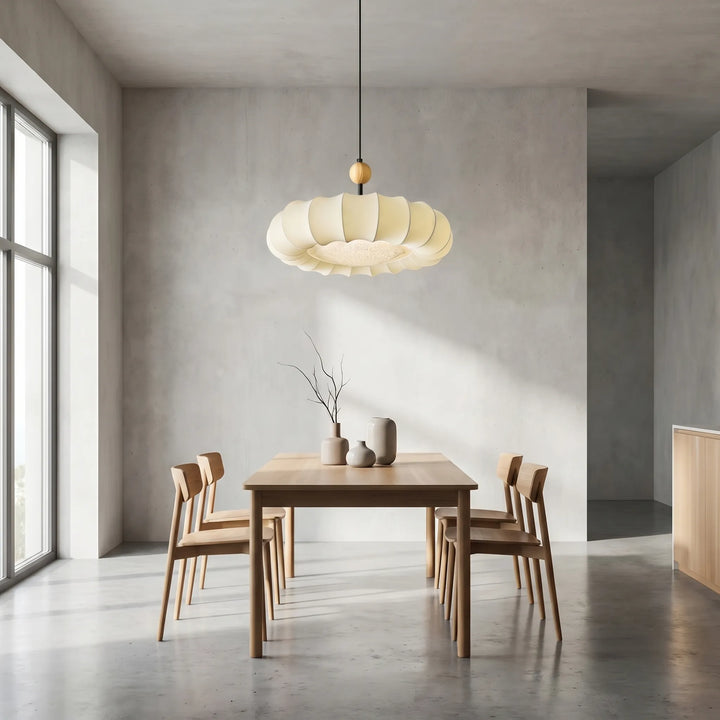 Warme, einladende LED Hängeleuchte aus beigem Stoff im Schleier-Design. Ideal für gemütliche Wohnräume.