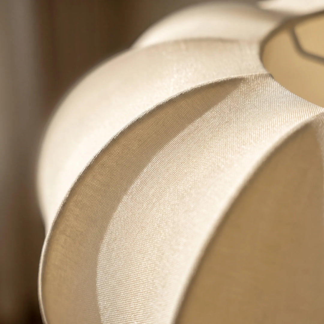 Sanfte, beige Stoff-Hängeleuchte mit Schleier-Optik. Moderne LED Pendelleuchte für warmes, diffuses Licht.