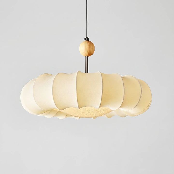 Stylische beige Stoff Hängeleuchte mit Schleier-Design. LED Pendelleuchte für modernes Wohnzimmer.