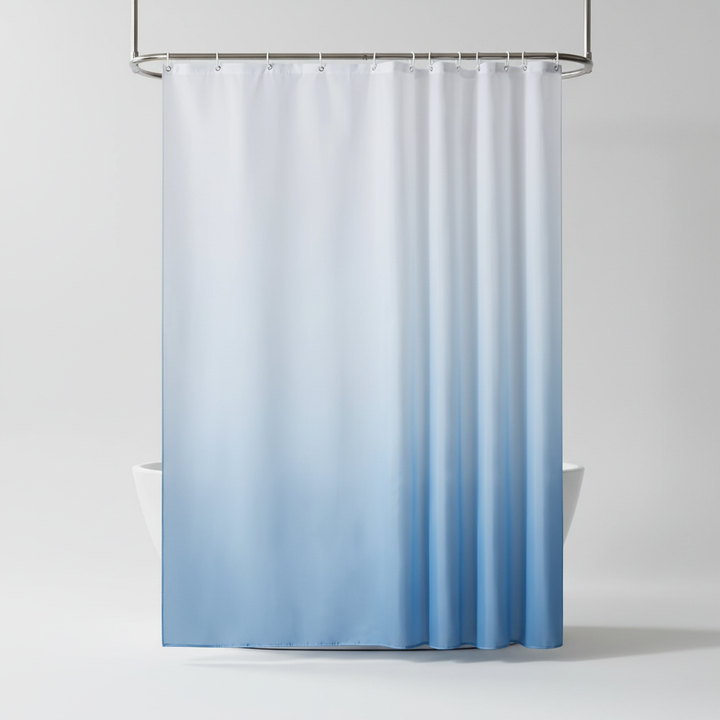 Verdickter Polyester Duschvorhang im modernen Badezimmer, wasserabweisend und chic hängend.