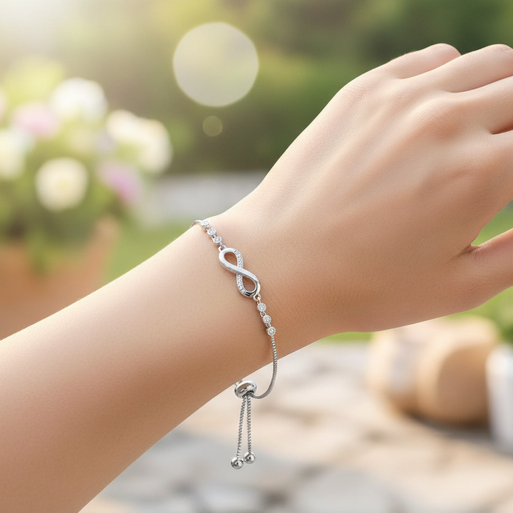 Damen 925 Sterling Silber Ewigkeit Armband, verstellbar, mit glänzenden Zirkonia Steinen.