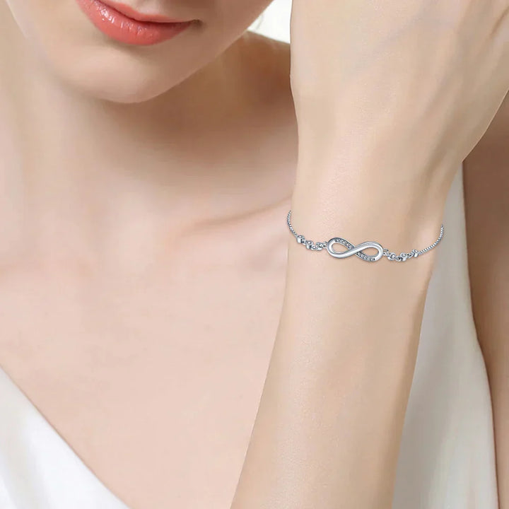 Nahaufnahme: Funkelndes Damen Ewigkeit Armband aus 925er Sterlingsilber mit verstellbarem Verschluss.