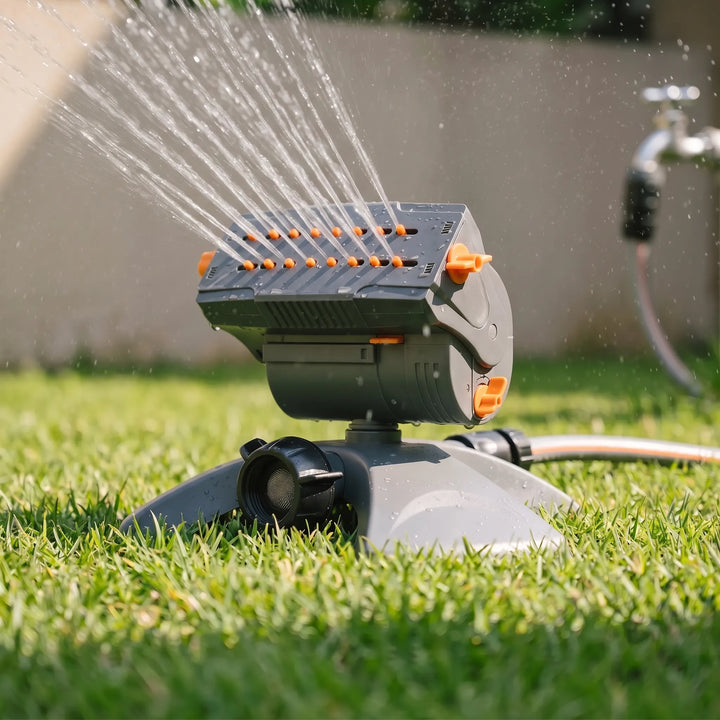 Effizienter Viereckregner zur gleichmäßigen Bewässerung von Garten- und Rasenflächen.