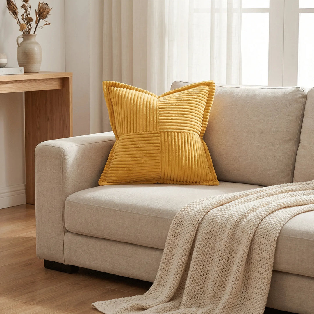Eleganter Kissenbezug mit Streifenrelief, ideal für modernes Wohnzimmer oder Schlafzimmer.