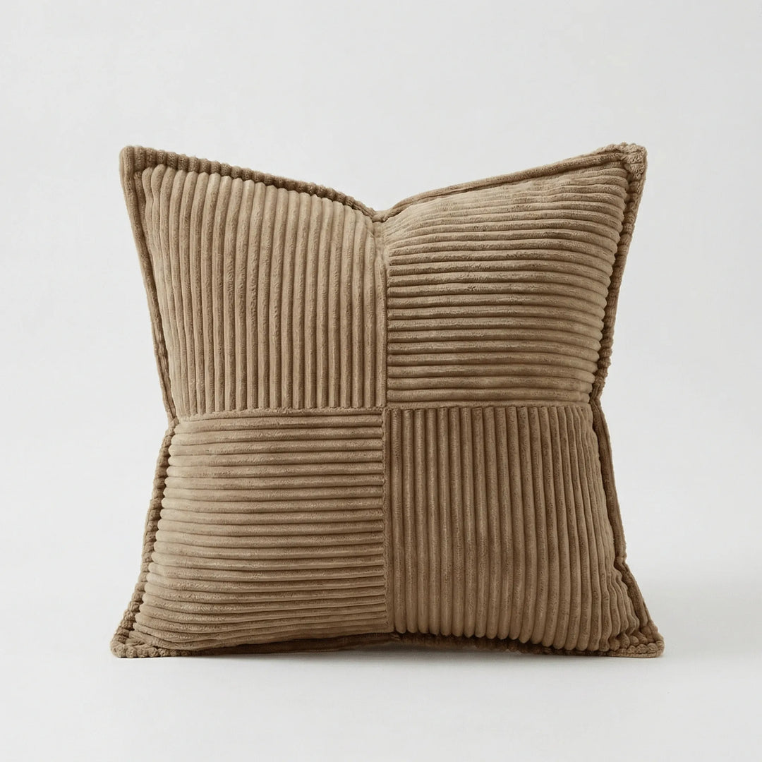 Weicher Kissenbezug mit haptischem Streifenrelief, ein modernes Wohnaccessoire für Sofa oder Bett.