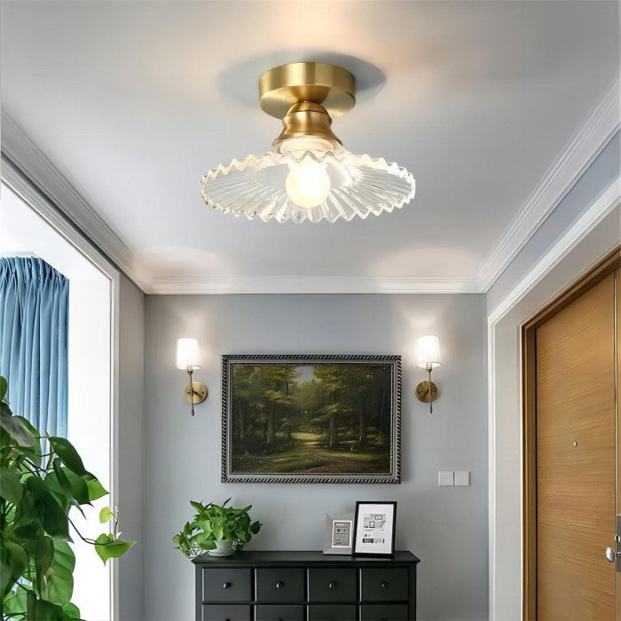 Leuchtende Vintage Deckenleuchte mit Blüten aus Glas, die warmes, sanftes Licht für ein gemütliches Ambiente verbreitet. [[lstfy-media:5]]