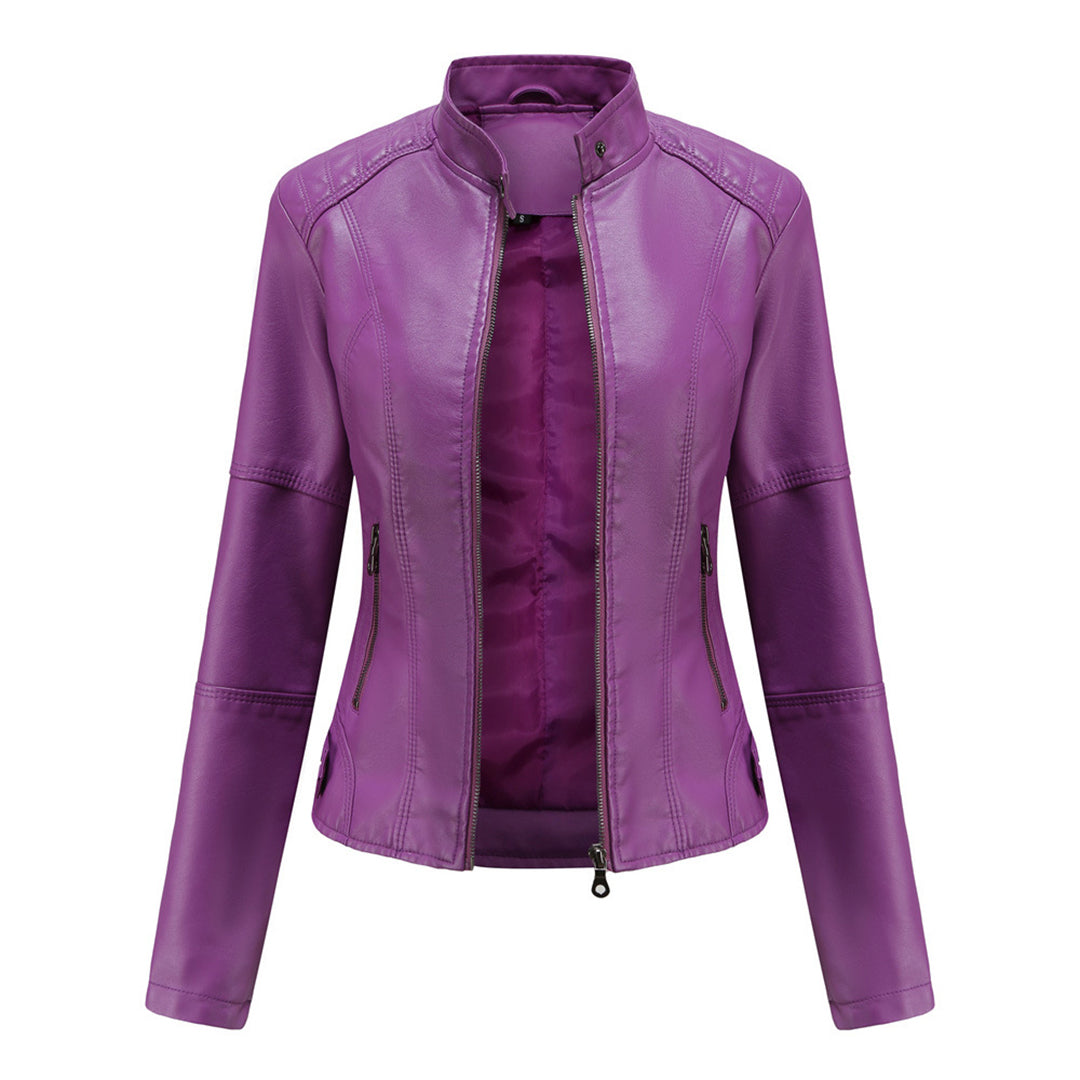 Frau trägt elegante Damen Übergangsjacke im Regular Fit, ideal für Spaziergänge an kühleren Frühlingstagen.