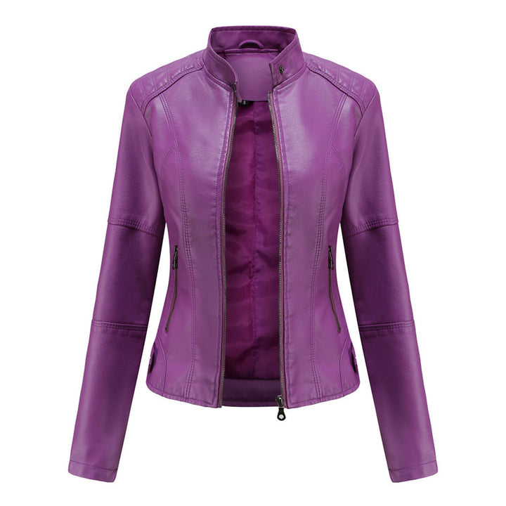Frau trägt elegante Damen Übergangsjacke im Regular Fit, ideal für Spaziergänge an kühleren Frühlingstagen.