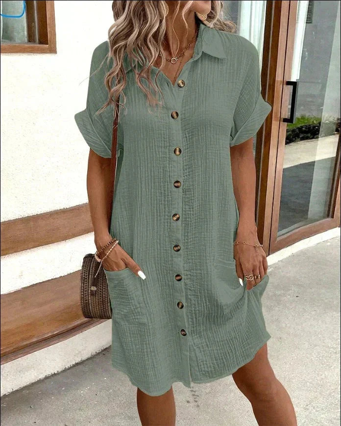 Casual Hemdblusenkleid: Elegantes, unifarbenes Damenkleid, knielang und luftig; ideal für entspannte Freizeit.