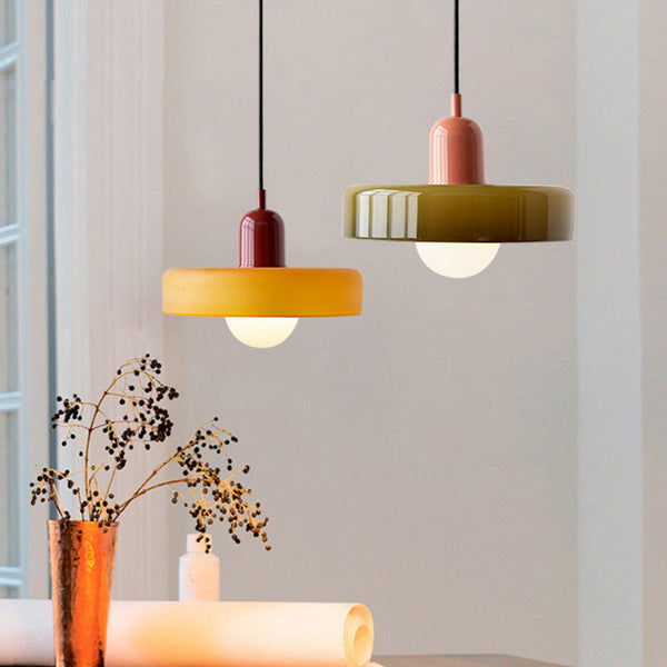 Zeitlose Pendelleuchte im Bauhaus-Design, mit lebendigem Farbglas, ein echter Hingucker.