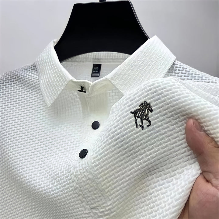 Herr kombiniert stilvolles, bügelfreies Slim Fit Polohemd mit Business Casual Hose.