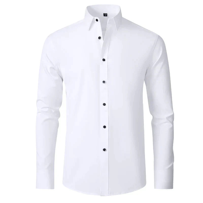 Sauberes, knitterfreies Herren Businesshemd auf Bügel, bereit für einen eleganten Frühlingsauftritt.