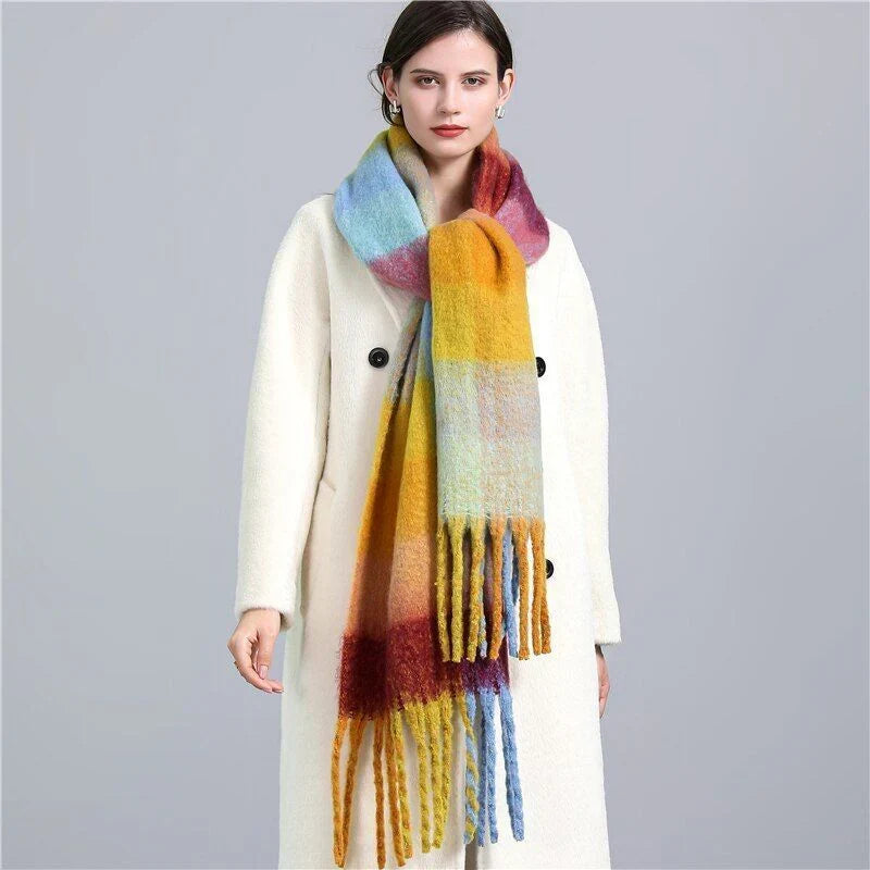 Eleganter Damenschal, kariert, kuschelig warm für Herbst & Winter, mit Quasten. Stilvolles Accessoire aus Polyester.