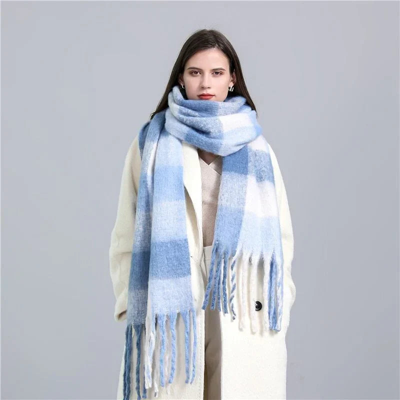 Kuscheliger karierter Winterschal für Damen, warm & elegant, ideal für kalte Tage. Trendiges Damenmode-Accessoire.