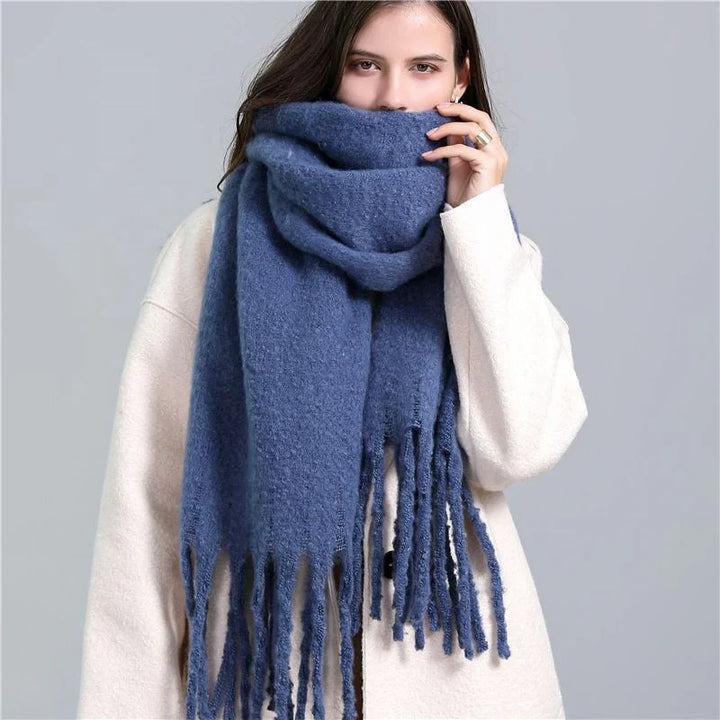 Trendiger karierter Winterschal für Damen, sehr warm. Ein Must-have Accessoire für elegante Damenmode.