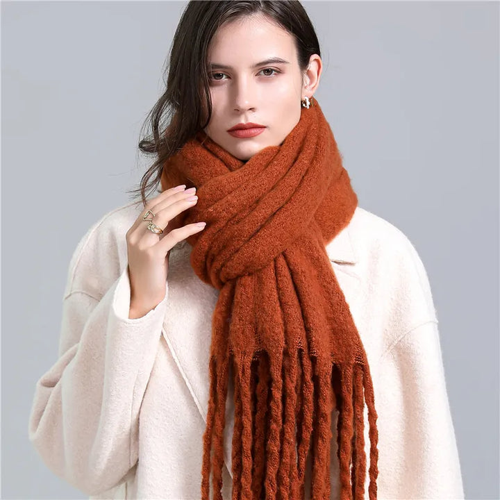 Warmer Damenschal, kariert, mit Quasten, perfekt für Herbst & Winter. Modisches Accessoire für stilvolle Damen.