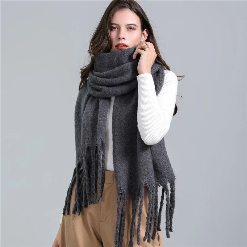 Moderner karierter Schal für Damen, warm & weich. Perfektes Herbst- & Winter-Accessoire mit eleganten Quasten.