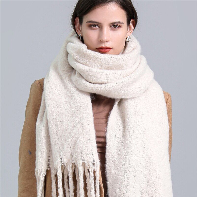 Gemütlicher Damenschal, kariert, mit Fransen, für Herbst & Winter. Warmes und stilvolles Damenmode-Accessoire.