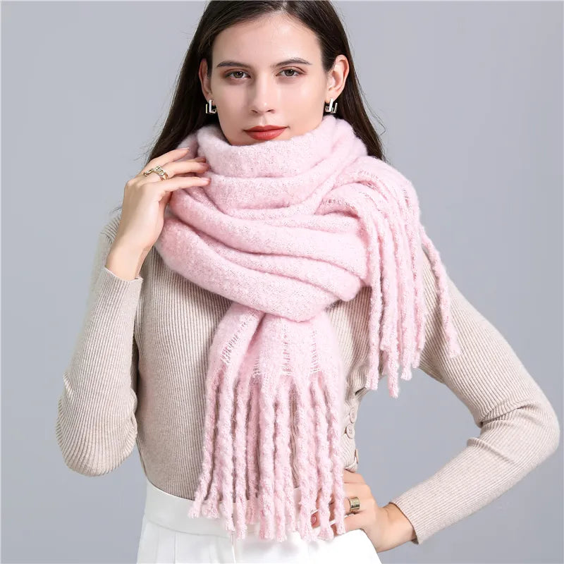 Kuscheliger Herbstschal, kariert, für Damen. Warmes und modisches Accessoire aus Polyester mit Quasten.