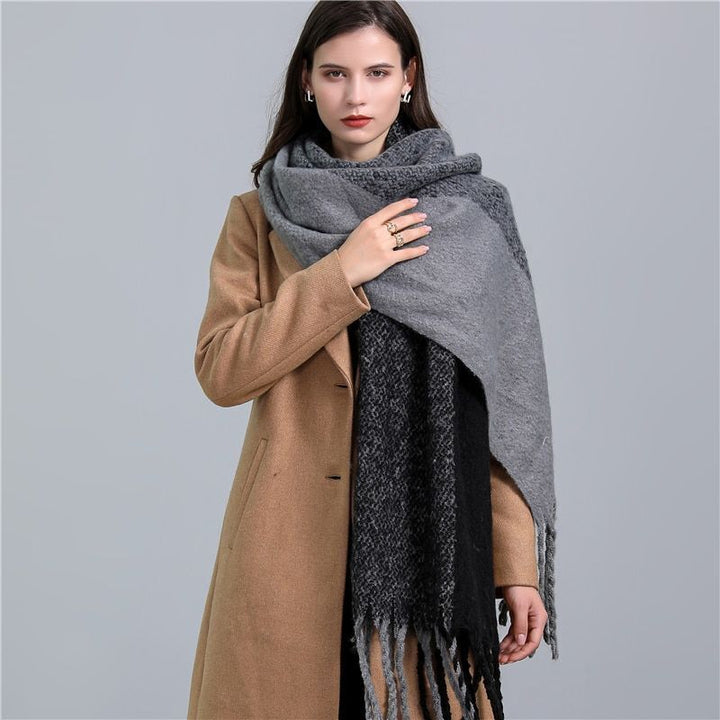 Geschenkidee: Karierter Damenschal, kuschelig warm, mit Quasten. Stilvolles Accessoire für Winter & Herbst.