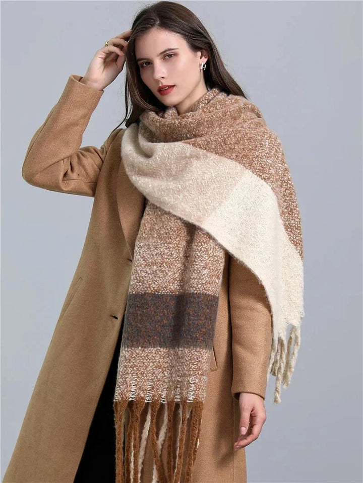 Damen Karierter Schal, elegant und warm, aus Polyester. Kuscheliges Accessoire für Herbst- und Wintermode.