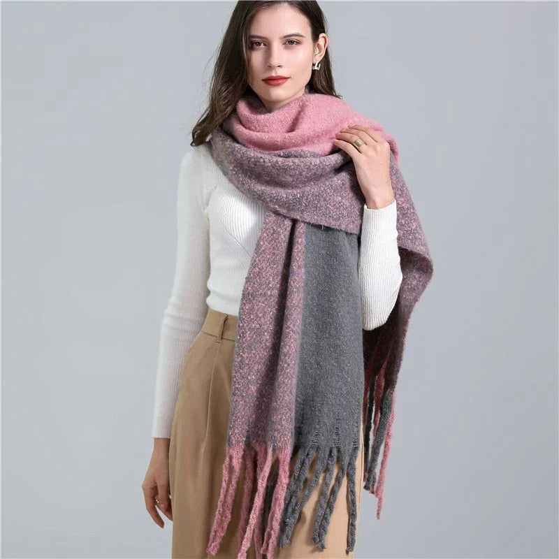 Stilvoller karierter Schal für Damen, kuschelig warm. Ein trendiges Accessoire für Herbst und Wintertage.
