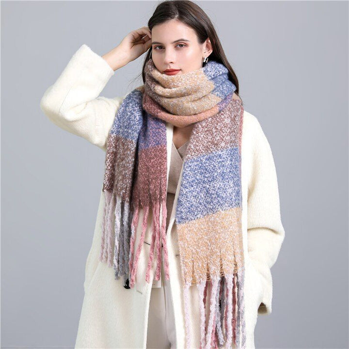 Eleganter Damen Winterschal, kariert, aus weichem Polyester. Warmes Accessoire mit Quasten für kalte Tage.