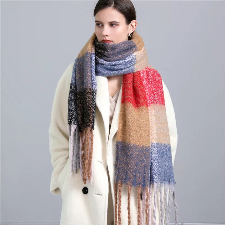 Kuscheliger Damenschal, kariert, warm. Perfektes Herbstmode-Accessoire mit stilvollen Quasten.