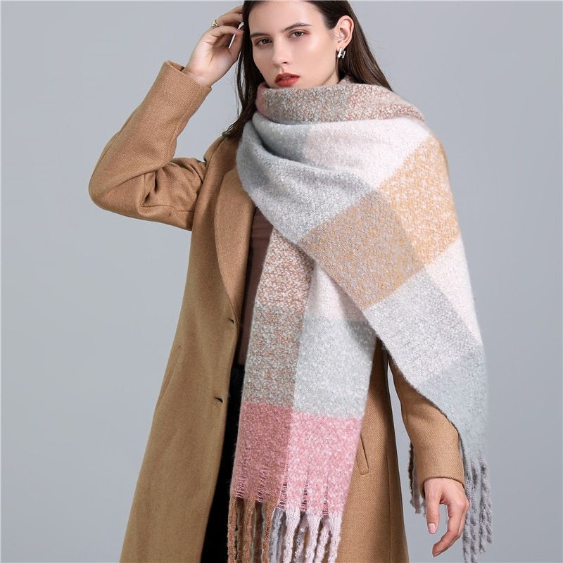 Weicher karierter Winterschal für Damen, elegant & warm. Ein stilvolles Damenmode-Accessoire mit Quasten.