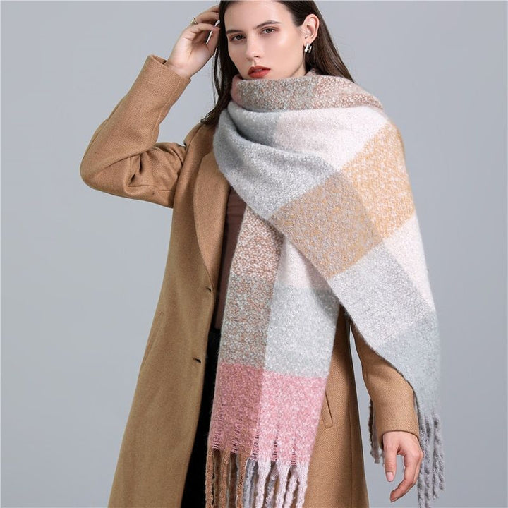 Weicher karierter Winterschal für Damen, elegant & warm. Ein stilvolles Damenmode-Accessoire mit Quasten.