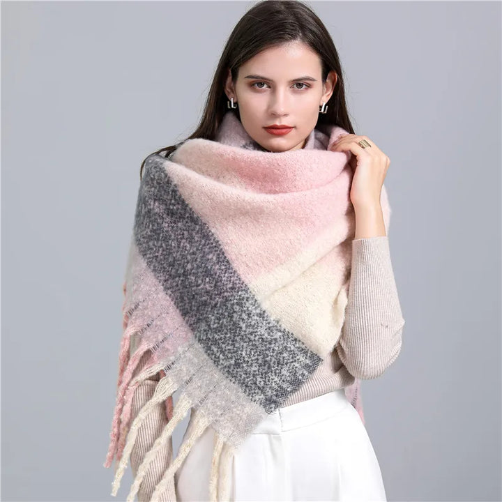 Herbst- & Winterschal für Damen, kariert, kuschelig warm. Modisches Accessoire aus Polyester mit Fransen.