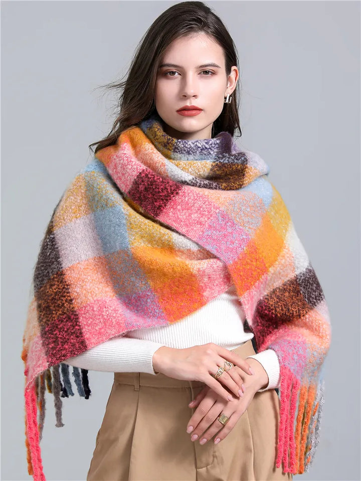 Geschenkidee: Warmer karierter Damenschal, elegant & stilvoll. Kuscheliges Accessoire mit Quasten.
