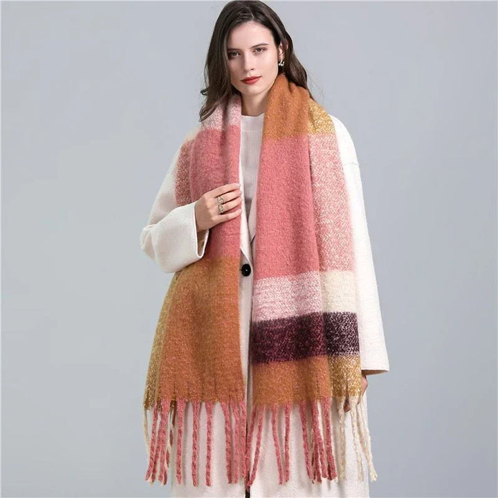 Damen Karierter Schal, kuschelig warm, ideal für Winter & Herbst. Elegantes Accessoire aus weichem Polyester.