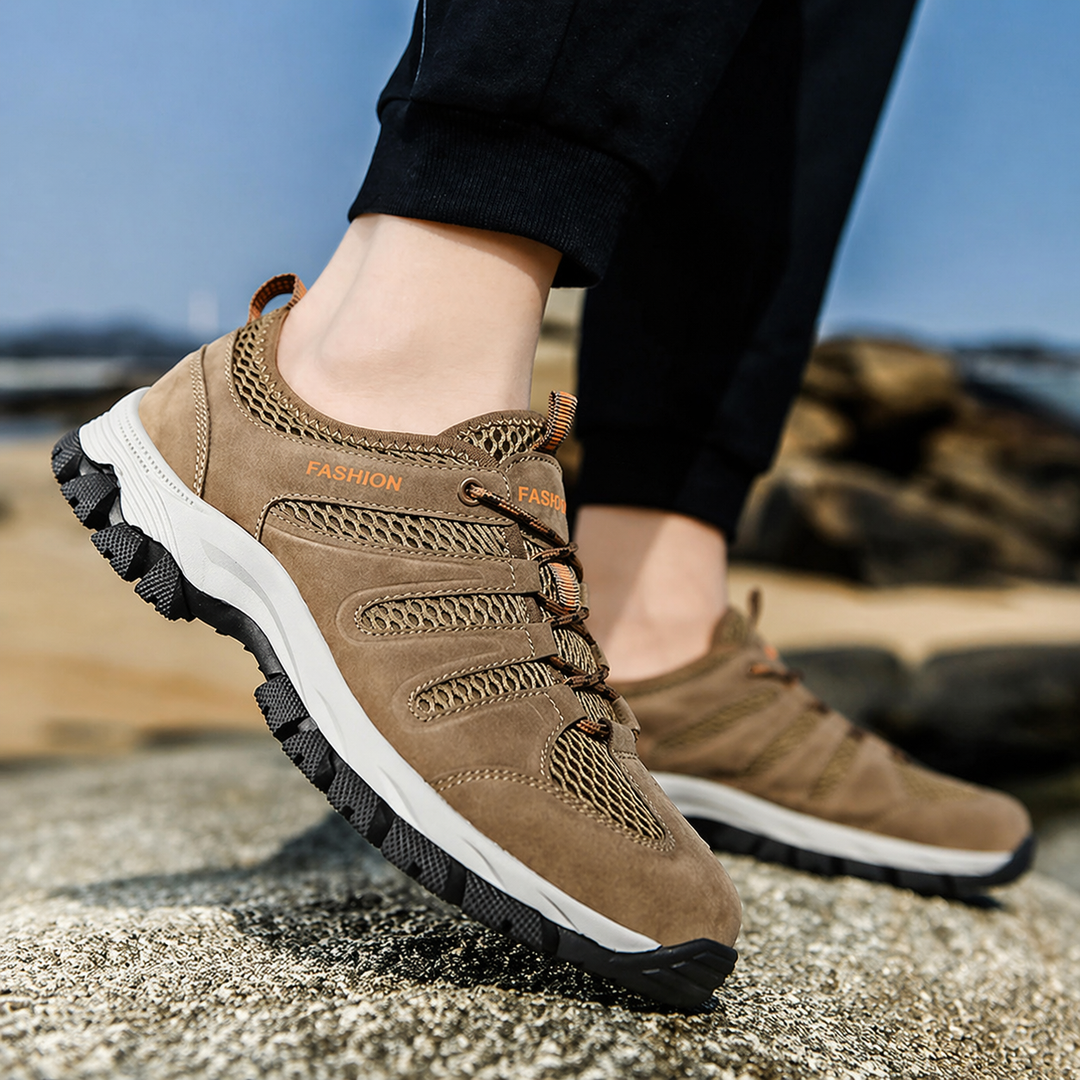 Vorderansicht der Damen Wanderschuhe mit Zehenschutz. Robuste Sportschuhe mit Dämpfung & Grip für Outdoor.