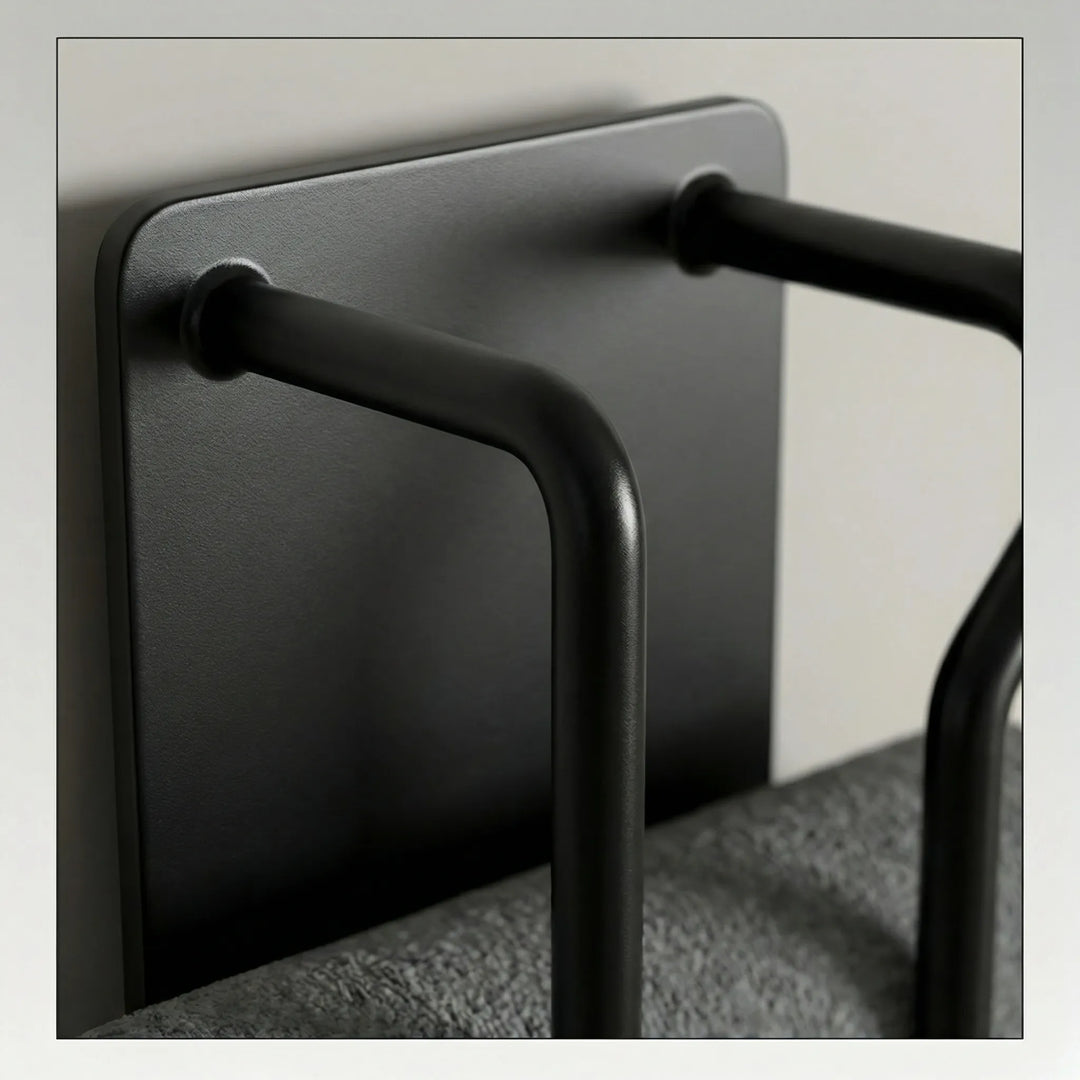 Eleganter Wand Handtuchhalter aus mattschwarzem, rostfreiem Metall. Stilvolles Badaccessoire.