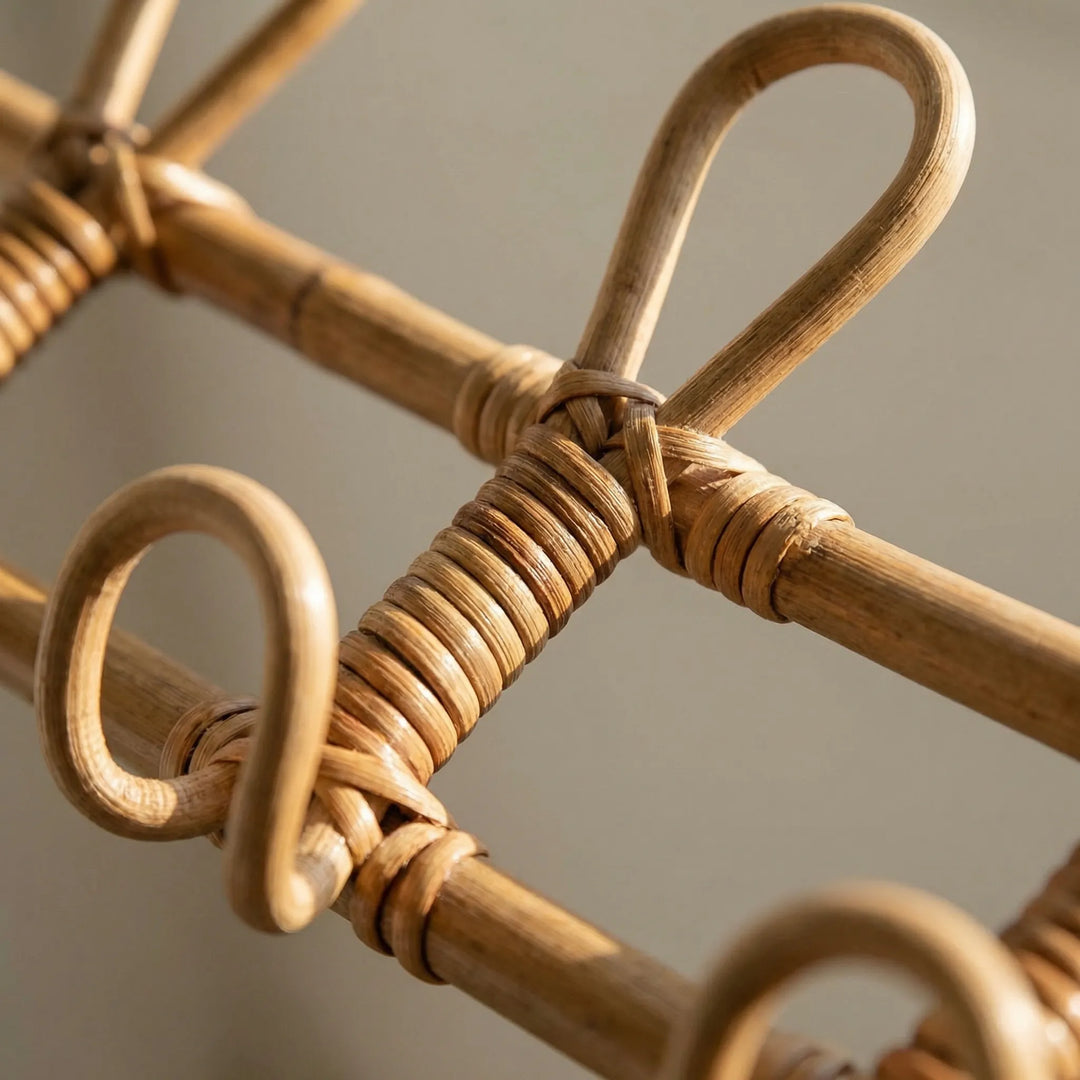 Handgefertigte Flurgarderobe im Boho-Stil, natürliches Rattan mit Haken für Jacken, verleiht Eleganz dem Eingangsbereich.