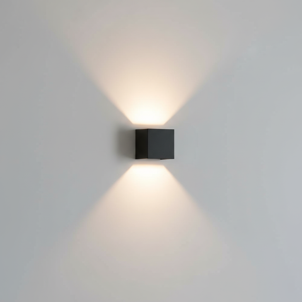 Moderne akkubetriebene LED Wandleuchte im LumaCube Design; ideal für Wohnzimmer, Schlafzimmer oder Flur.