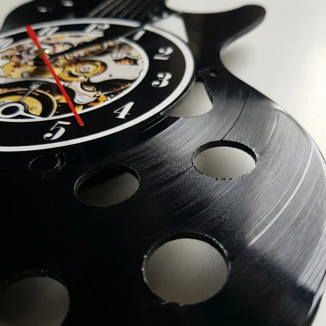 Dekorative Wanduhr in Form einer Gitarre mit LED-Beleuchtung. Ideales Geschenk für Musikfans, passend zur Raumdeko.