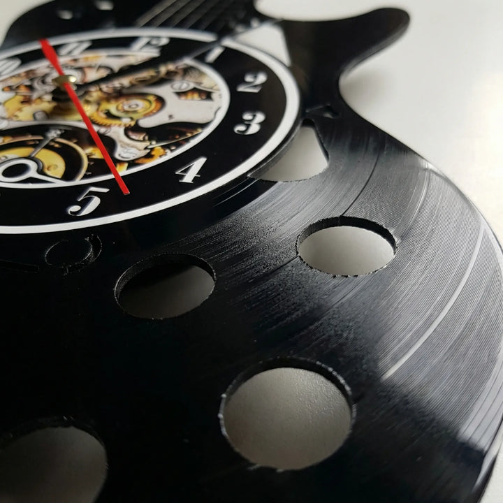 Dekorative Wanduhr in Form einer Gitarre mit LED-Beleuchtung. Ideales Geschenk für Musikfans, passend zur Raumdeko.