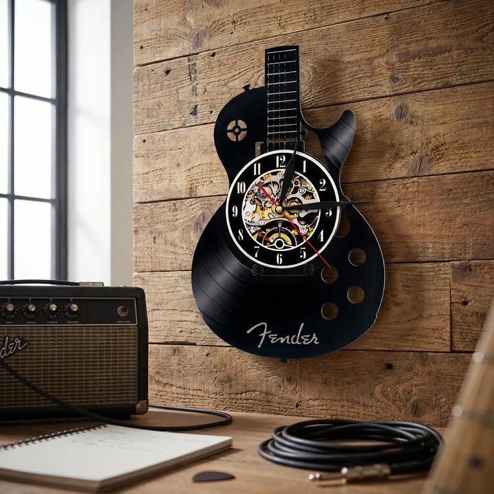 Detailansicht der Wanduhr im Schallplatten-Gitarren-Design. Schwarzes Finish mit LED-Hintergrundbeleuchtung.