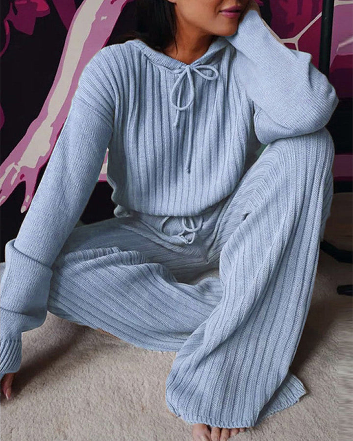 Komfortabler Damen Schlafanzug mit Kapuze. Weicher Hausanzug und Loungewear für entspannte Stunden daheim.