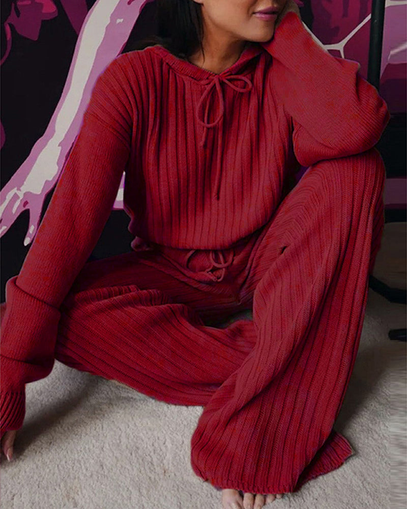 Stilvoller Damen Homewear-Anzug mit Kapuze. Gemütliches Pyjama-Set für Komfort und Wärme zu Hause.