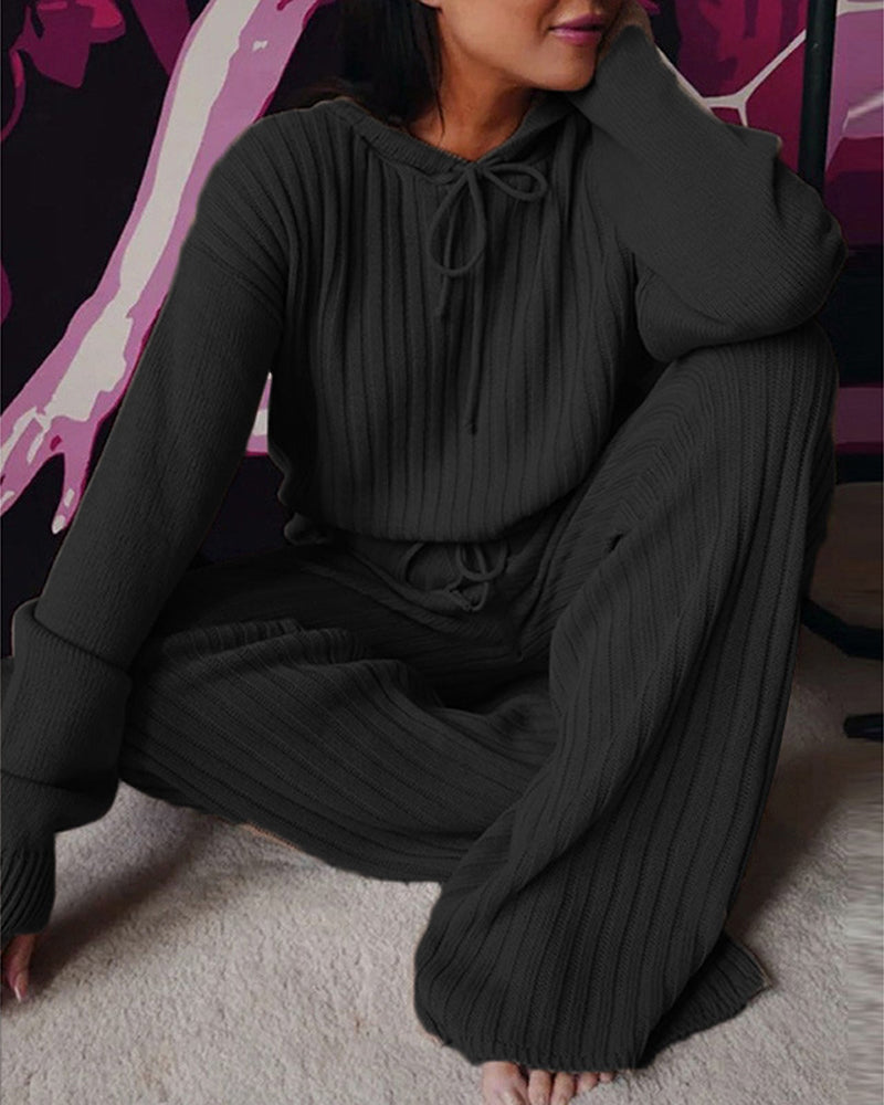 Moderner Damen Freizeitanzug mit Kapuze. Stilvolles Pyjama-Set und Loungewear für Ihren Komfort-Look zuhause.