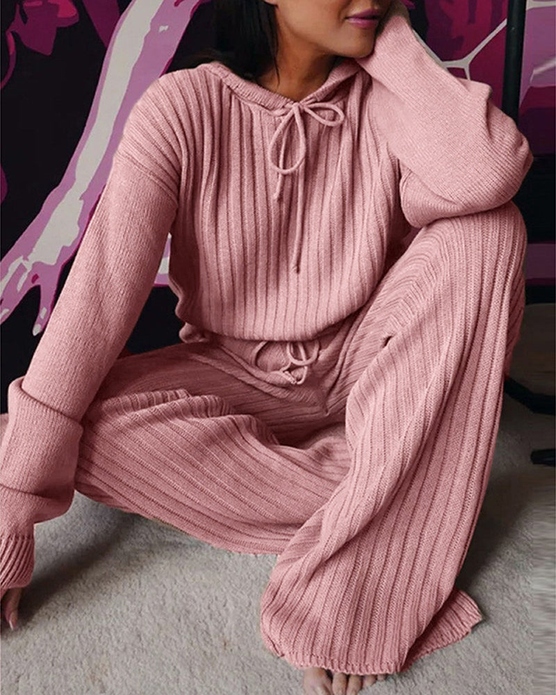 Damen Pyjama-Anzug mit Kapuze. Gemütliches Pyjama-Set und Loungewear für Zuhause, ideal für Herbst & Winter.