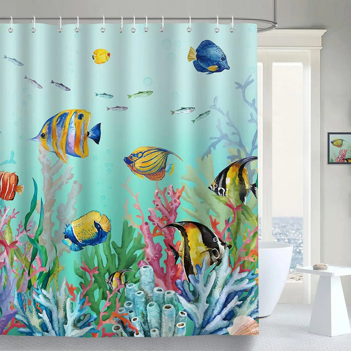 Wasserabweisender Polyester Duschvorhang "SeaMosa" mit Metallösen und buntem Unterwasserwelt-Design.