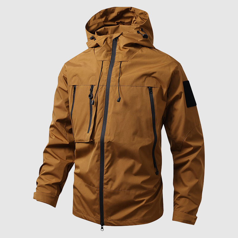 Vorderansicht der modernen Herren Kapuzenjacke, mit praktischen Taschen & robustem Reißverschluss.