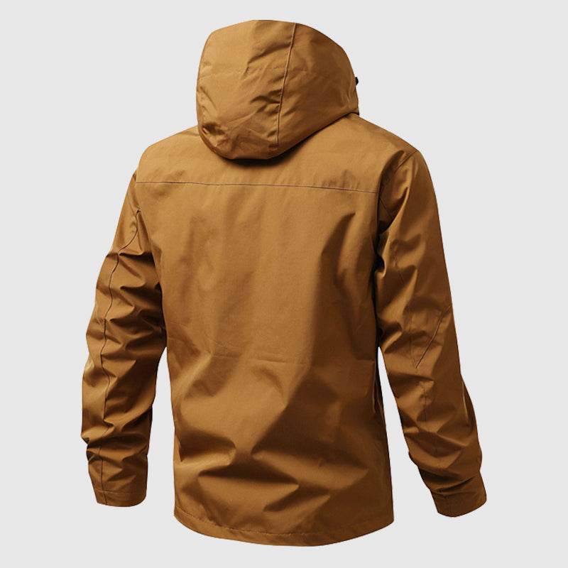 Mann trägt funktionelle Herren Trekkingjacke beim Wandern, optimaler Schutz vor Wind & Regen.