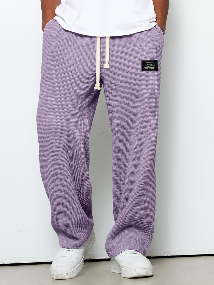 Schicke weite Herrenhose mit straight leg und Kordelzug, bequem, modern und modisch.